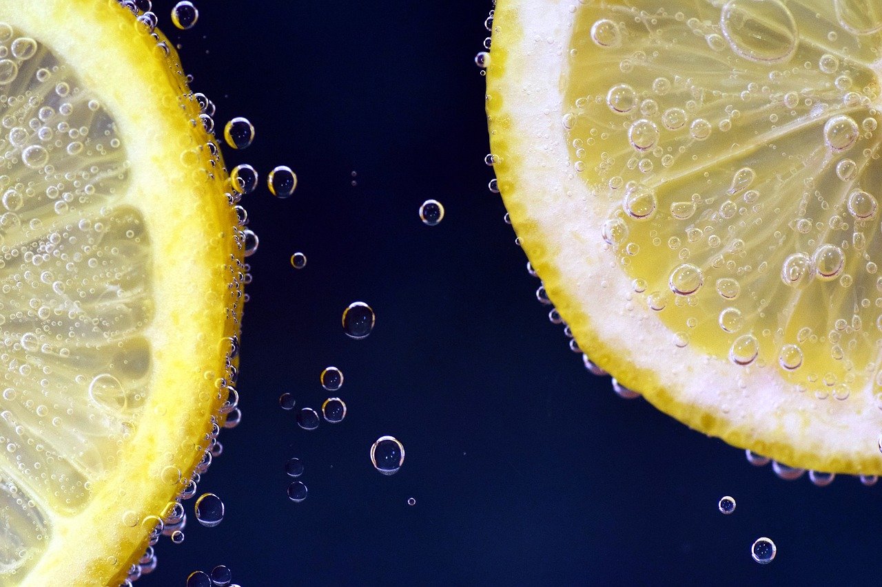 Tomar ‘rodajas de limón en agua tibia’ no protege del nuevo coronavirus COVID-19